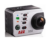 AEE　S50  最高支持1920×1080P高清动态录影
最高支持800万，3200×2400拍照分辨率 
f/2.8超大光圈，175度超大广角
快捷启动操作按键：wifi\G-sensor、中心点测光
FSTN点阵屏智能显示剩余容量可录影时长/可拍照张数
银、白、黑

