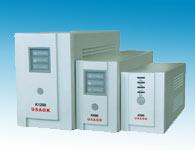 K500-K1200(后备机系列）稳压输出：针对个人PC、工作站、小型通信设计。体积小、高性能、高可靠、电压调节稳压功能，适应各种环境。
宽电压/频率输入 ：可以接受电压输入范围在165VAC~280VAC、频率范围45HZ~55HZ,而提供可靠的电源输出。更可 搭配发电机使用。
人性化的设计： 面板简洁、容易操作。超静音的设计冷静自如。防突波保护输出电源插座，有效的保护您的电脑外设。