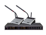紅外對頻一拖二會議系統XGW-504U    1.四通道接收信號,每通道有100個信道可選，每個信道以250KHz步進；每通道用24.75MHz；
2.采用穩定的PLL數位鎖相環合成技術和芯片化線路，整機性能穩定性顯著提高；
3.UHF頻段傳輸信號，頻率范圍：500MHz-900MHz；
4.各通道配備獨有的ID號，增強抗干擾功能，支持20臺疊機使用，即可同時使用20臺接收機和80個發射器；
5.LCD屏顯示工作信道、工作頻點、接收信號、音頻信號
6.接收機背面設置2條橡膠接收天線，增強接收的信號，外觀大方得體；
7.背面設有2個