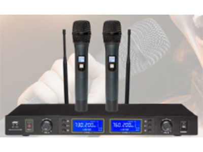 金笛HT-705 无线手持话筒 1.使用UHF 500-960MHz频段.2.采用锁相环频率稳定系统，具有200个可选频道3.自动搜频与对频功能，按UP键，系统自动搜寻  当前环境下最不容易受到干扰的频点。4.首家采用无开关冲击声设计。 5. 高保真音质，语音清晰，声场均衡。6. 空旷环境距离100米。

