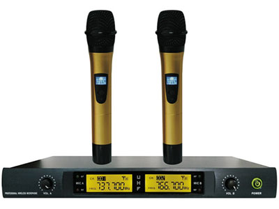 金笛HT-808 无线手持话筒 1.使用UHF 500-960MHz频段.2.采用锁相环频率稳定系统，具有200个可选频道3.自动搜频与对频功能，按UP键，系统自动搜寻  当前环境下最不容易受到干扰的频点。4.首家采用无开关冲击声设计。 5. 高保真音质，语音清晰，声场均衡。6. 空旷环境距离100米。
