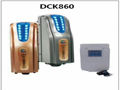 DCK-860平開門機 主要配置：電機1對，控制器1臺，遙控器2只                    可選件：紅外保護器，備用電源，刷卡器，可視門鈴控制，自動識別放行系統                                                 外殼顏色：金色、鐵灰色                                        控制配置：標準型、智慧型                                 開啟方式:內開行、外開型（須定做 加200元)           