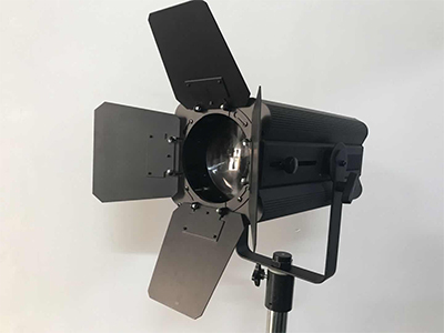 BT邦腾 led200W影视聚光灯 LR-XQ008输入电压：AC110-240V/50-60HZ
总功率：200W
LED光源:COB20输入电压：AC