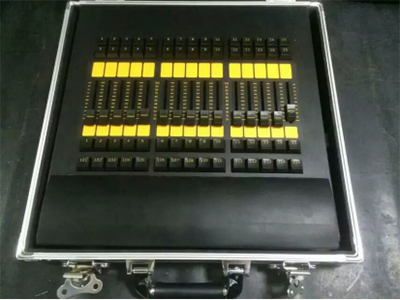 邦腾 Fader Wing LR-MNTH003结合grandMA2 onPC实时控制2,048个参数（MA系统备份最多65,536个参结合grandMA2