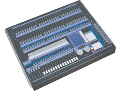 蘇荷  SH-K004	2010珍珠控制臺 ”DMX512/1990標準最大1024個DMX控制通道，光電隔離信號輸出。
最大控制96臺電腦燈或96路調光使用珍珠燈庫。
內置圖形軌跡發生器，有135個內置圖形，方便用戶對電腦燈進行圖形軌跡控制，如畫圖、螺旋、彩虹、追逐等多種效果，圖形參數（Xo:振幅速度、間隔、波浪、方向）均可獨立設置。
60個重演場景，用于儲存多步場景和單步場景，多步場景最多可儲存600步。
帶背光的LCD顯示屏中英文顯示。
支持U盤備份和升級，關機數據自動保存。
電源：AC 90-240V/50-60Hz 開關電源