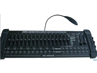 蘇荷  SH-K007	384專業DJ控臺 ”DMX512/1990信號輸出384個控制通道
LCD液晶顯示屏，LED指示燈，可同時控制32臺12通道（或24臺16通道）電腦燈
8個通道的控制推子
0.1-25.5的場景漸變時間（Cross）調節范圍
0.1-25.5的走燈速度（Speed）調節范圍
各程序速度/漸變值自動記憶
128K大容量記憶
關機數據保存
DMX信號輸出連接器：XLR-D3F
電源輸入：DC9V 1000mA
外形尺寸：485mmX250mmX91mm
重量：5KG
”
