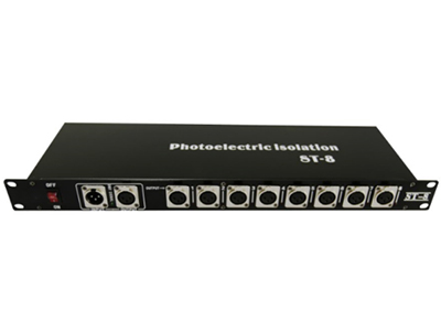 蘇荷  SH-K010	8路信號放大器 ”
DMX8路信號放大器是采用最新光電隔離技術，達到國際先進水平，輸入輸出每路都是采用獨立的變壓器供電，八個光電隔離信號放大來擴大DMX信號輸出 ，放大功能可以令連接延長超過標準的DMX512長度. 外觀設計輕便，結構堅固，減少問題再發生.是舞臺電腦燈，LED燈，燈控臺的最佳搭檔。
本放大器專業應用于劇場，劇院，演播廳，電視臺，流動演出團體。
二. 技術參數
1.輸入電源：AC110V—240V，頻率50Hz-60Hz.
2.輸入信號接口：國際標準DMX512信號，三芯鍍金卡儂公座母座并接.