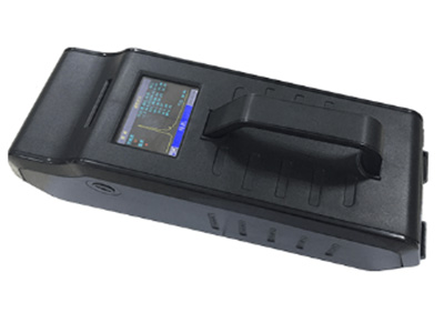 中控  爆炸物毒品檢測儀ZK-E8800 ，可以快速、準確地判斷痕量爆炸物(毒品)的存在，并分析出可疑物質的種類。這是專門為痕量爆炸物檢測設計制造的可靠且靈敏度高的儀器。便攜式爆炸物檢測儀外觀設計簡潔大方，3.5英寸高清彩色液晶觸摸屏控制，操作界面色彩明朗、帶豐富提示信息，方便易用。更值得一提的是其填充式空氣凈化裝置與機殼一體設計，可終身使用，在維護方便性和維護費用上都較其他產品具有顯著的優勢。本款儀器適用于機場、火車站、地鐵站、    港口、海關、監獄等場所的安全檢查。