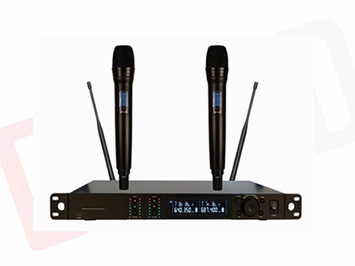 海康威视  DS-KAU50HG-S 无线话筒+ 频率范围：610～890MHz
通道数量：2个
频道数量：200个，可以多台扩展使用，手持频道通用
叠机最少12台，最多可400台同时使用，抗干扰能力强
调制方式：FM调频
信噪比S/N：>105dB
PLL锁相环技术：频率稳定度∠±100Hz
红外线自动对频
三重自动静噪控制
两通道Line混合输出，XLR独立输出
谐波干扰比：>80dB
假象干扰比：>70dB