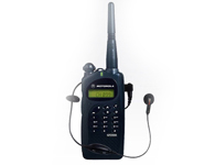 摩托罗拉GP2000对讲机 功率输出 - E:0.5W、L:1W、H:4W (UHF)，E:0.5W、L:1W、H:5W (VHF)具有前面板编程功能，用户可以轻松对对讲机进行定制和编程。具有 99 个信道，用户可