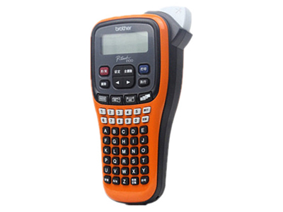兄弟 PT-E100B 标签机  手持便携式标签机；耗材宽度：3.5—12mm；手动剪切；序号打印：有（1-9张）；三种供电方式