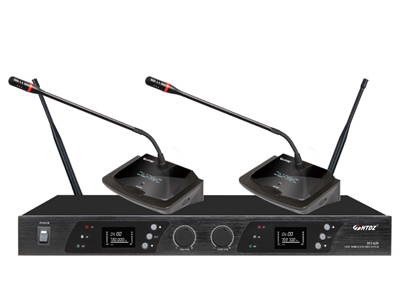 海天电子 HT-620    使用UHF730MHz～790MHz频段，应用PLL频率合成锁相环技术，频率可调，发射功率可调，避免干扰频率;
◆ 集成中央处理器CPU的总线控制，配合数字液晶界面显示，操作自如，性能出众;
◆ 采用多级窄带高频及中频选频滤波，充分消除干扰信号;
◆ 采用音频压缩一扩展技术，噪音大大减少，动态范围加大;
◆ 设有回输啸叫抑制减弱功能，能有效减少回输啸叫;
◆ 接收机采用多级高频放大，具有极高的灵敏度;
◆ 多重噪音监测电路，特设ID身份码验证系统，使之具有无与伦比的抗干扰特性;
◆ 