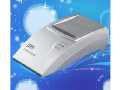 神思628-100U身份证阅读器    功能方面，神思 SS628-100U可以进行自动校验所读取公民身份号码的正确性，不正确的给出提示，自动显示公民身份证的初始发证地(大部分为出生地)，自带小型数据库存储验证记录，同时保存验证读卡时间，有验证读卡信息打印功能，便于按传统模式管理，软件具有读卡信息显示迟滞时间可调，按设定时间自动清除显示，同时软件具有自动隐藏功能，读卡后按设定时间或者通过按键自动隐藏主界面，方便用户使用。加之软件界面可被设置成精简模式，使用方便，软件具有自动填充功能，对第三方软件实现自动录入，有姓名生僻字升级软件，支持目