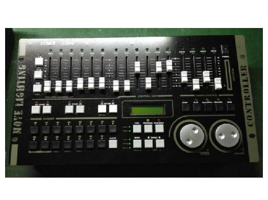 力度 DMX512/1990 标准， 384 个DMX控制通道，光电隔离信号输出。 同时控制最多30台电脑灯，每灯最大32个控制通道，使用动态灯址设置。内置图形轨迹发生器（SHAPE），方便用户对电脑灯进行图形轨迹控制，如画圆、渐变圆、线条、8字、波浪等多种效果。 图形参数（如：速度、大小、展开、方向）均可独立设置。30个走灯程序，每程序最多100步。可选自动速度控制、智能手动节拍控制（SWING）或音乐同步控制。可同时运行2个走灯程序、30个预置场景，并可同时对30台电脑灯进行提灯操作。配备MEM-CARD