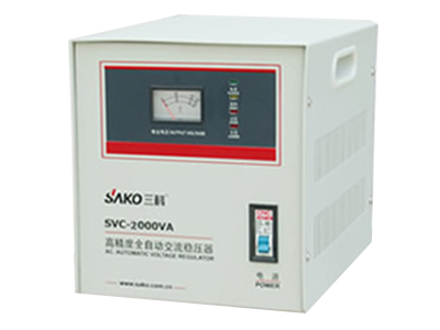 上海三科SVC500VA-30KVA单相交流稳压器    SVC系列高精度全自动交流稳压器是由伺服电机、控制电路、自耦调压器(或加补偿变压器)所组成，具有体积小、重量轻、效率高、稳压范围宽、无波形失真等优点。设有过压(欠压)保护、延时(选择)保护和故障保护等功能，电压双向指示，功能完善、安全可靠。广泛适用于家庭用电和工农生产、科学研究和医疗卫生领域。 
