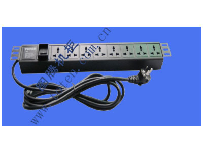 图腾 8位输出万能插孔PDU（322000300）  输出单元：8位;
插座制式：GB2099.3-1997 10A国标万用插座;
输入插头：GB1002-1996 10A国标三扁插头;
输入方式：左端单路输入;
电缆线规格：3*1.5mm2*3M;
额定值：10A 250V;
承载功率：2500W;
产品尺寸：长*宽*高= 483*45*62mm;
安装方式：正方向19”安装;
控制功能：总控开关;
保护功能：无;
外壳颜色：黑色;