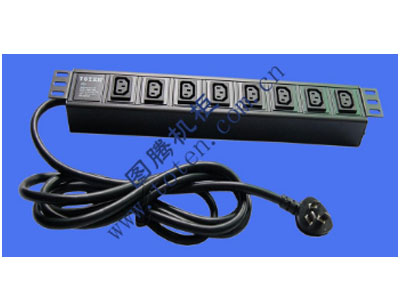 图腾 8位输出插孔PDU（322000648）  输出单元：8位;
插座制式：IEC320 C13 10A插座;
输入插头：GB1002-1996 16A国标三扁插头;
输入方式：左端单路输入;
电缆线规格：3*2.5mm2*3M;
额定值：16A 250V;
承载功率：2500W;
产品尺寸：长*宽*高= 483*45*62mm;
安装方式：正方向19”安装;
控制功能：无;
保护功能：无;
外壳颜色：黑色;