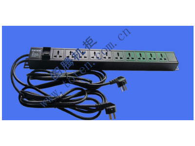 图腾 10位输出万能插孔PDU（322000681）  输出单元：10位;
插座制式：GB2099.3-1997 10A国标万用插座;
输入插头：GB1002-1996 10A国标三扁插头;
输入方式：左端单路输入;
电缆线规格：3*1.5mm2*3M(2条);
额定值：2*10A 250V;
承载功率：2*2500W;
产品尺寸：长*宽*高= 660*45*62mm;
安装方式：反方向安装;
控制功能：无;
保护功能：无;
外壳颜色：黑色;