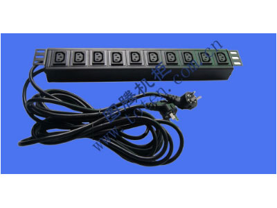图腾 10位输出万能插孔PDU（322000682）  输出单元：10位;
插座制式：IEC320 C13 10A插座;
输入插头：GB1002-1996 10A国标三扁插头;
输入方式：左端双路输入;
电缆线规格：3*1.5mm2*3M(2条);
额定值：2*10A 250V;
承载功率：2*2500W;
产品尺寸：长*宽*高= 483*45*62mm;
安装方式：正方向19”安装;
控制功能：无;
保护功能：无;
外壳颜色：黑色;