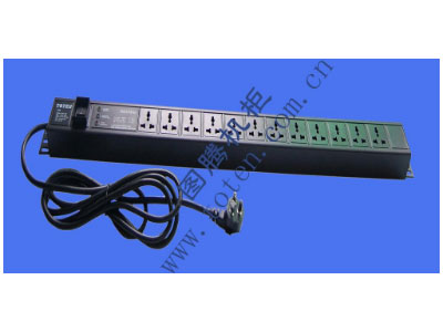 图腾 12位输出带防雷模块万能插孔PDU（PD.1201.9100）  输出单元：12位;
插座制式：GB2099.3-1997 10A国标万用插座;
输入插头：GB1002-1996 10A国标三扁插头;
输入方式：左端单路输入;
电缆线规格：3*1.5mm2*3M;
额定值：10A 250V;
承载功率：2500W;
产品尺寸：长*宽*高= 846*45*62mm;
安装方式：反方向安装;
控制功能：总控开关;
保护功能：AUEC-M30防雷模块;
外壳颜色：黑色;