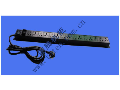 图腾 15位输出万能插孔PDU（322000232）  输出单元：15位;
插座制式：GB2099.3-1997 10A国标万用插座;
输入插头：GB1002-1996 16A国标三扁插头;
输入方式：左端单路输入;
电缆线规格：3*2.5mm2*3M;
额定值：16A 250V;
承载功率：2500W;
产品尺寸：长*宽*高= 855*45*62mm;
安装方式：反方向安装;
控制功能：总控开关;
保护功能：无;
外壳颜色：黑色;
