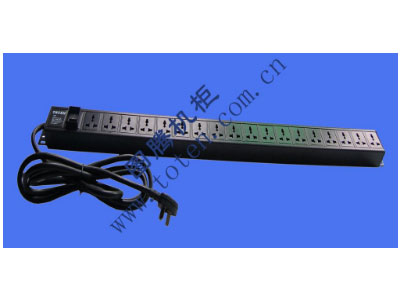 图腾 18位输出万能插孔PDU（322000428）  输出单元：18位;
插座制式：GB2099.3-1997 10A国标万用插座;
输入插头：GB1002-1996 16A国标三扁插头;
输入方式：左端单路输入;
电缆线规格：3*2.5mm2*3M;
额定值：16A 250V;
承载功率：2500W;
产品尺寸：长*宽*高= 988*45*62mm;
安装方式：反方向安装;
控制功能：总控开关;
保护功能：无;
外壳颜色：黑色;