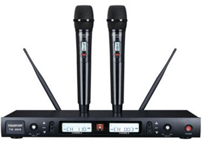 得胜 TS-8808 演出麦克风 采用UHF宽频段设计，预编程200个可选信道，可多套同时使用
• 采用D-PLL射频频率锁定技术，频率精准、工作稳定可靠 
• 采用二次变频接收技术，抗干扰能力强
• 采用专业音频压缩-扩展技术，噪音小，尾音小，动态范围大
• 可锁定功能按键,防止在设置完成后意外更改系统设置