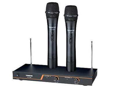 得胜 TS-7200 家庭娱乐麦克风 采用VHF高频段设计，音质好，抗干扰能力强，信号稳定
• 特别设计的超长距离机型，开阔地有效距离可达140米
• 独特的静噪控制技术，有效防止其它射频干扰和发射机开关机的冲击声
• 发射机采用一节层叠电池供电，操作方便