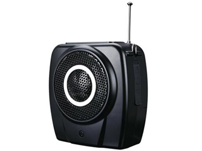 得胜 E9M 多功能扩音器  一款多功能扩音器，具有多媒体播放、录音、FM广播、单曲循环、EQ音效等娱乐功能
• 支持U盘、存储卡上的多媒体音频文件播放
• 配备红外线遥控器，操作简便快捷
• LED高亮度数码显示屏，直观掌控播放状态