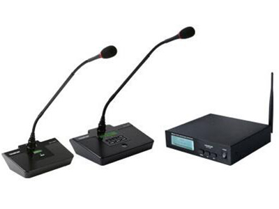 得胜 DG-C100 2.4G无线会议系统  采用2.4G同步跳频技术、自适应跳频扩频（ADFHSS）技术，保密性好，抗干扰能力强，使用距离可
　达50米
• 系统由主机、主席单元和254个以下的代表单元组成
• 支持4通道同时发言，互不干扰