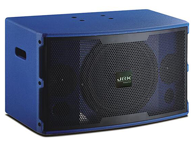 英國JRK RS-510B   ”黑色/藍色/白色、可定制顏色
三單元兩分頻KTV全噴漆音箱
一只10英寸低音單元
兩只3英寸紙盆高音
采用專業高效率卡拉OK專用單元
采用音箱專用保護
人聲表現力出色，中頻渾厚，穿透力強
額定功率（RMS）：180W
峰置功率（RMS）：400W
最大聲壓級（RMS）：122dB
靈敏度（1m/1w):92B
頻率響應（-3dB):60Hz-20KHz+-1dB
推薦阻抗：8歐
凈重：16Kg”
