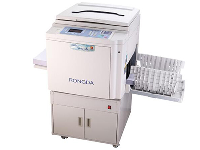 荣大VR-7315S   ”工作方式：原稿移动式扫描、热敏制版、记忆印刷、A3扫描、B4打印
分辨率：300dpi×600dpi
制版时间：19秒(A4纵向)
印刷面积：291×414mm
印刷速度：5级调整（55、70、85、105、120张/分钟）
原稿尺寸：最大：310×432mm
纸张尺寸：最小：90×140mm 最大：297×420mm
图像模式：字、字画、画、铅笔、报刊
图像浓度：扫描浓度：淡、较淡、中、较浓、浓 
制版浓度：淡、较淡、中、较浓、浓”
