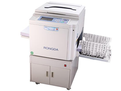 荣大VR-7428S   ”工作方式 原稿移动式扫描、热敏制版、记忆印刷、A3扫描、B4打印
分辨率 400dpi×600dpi
制版时间 19秒(A4纵向)
印刷面积 291×414mm
印刷速度 5级调整（55、70、85、105、120张/分钟）
原稿尺寸：最大：310×432mm
纸张尺寸：最小：90×140mm 最大：297×420mm
图像浓度：扫描浓度：淡、较淡、中、较浓、浓 
制版浓度：淡、较淡、中、较浓、浓
图像模式：字、字画、画、铅笔、报刊”
