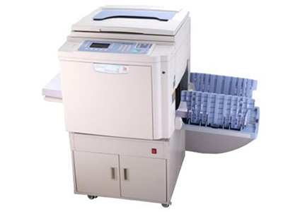 荣大VR-7625S   ”工作方式 原稿移动式扫描、热敏制版、记忆印刷、A3扫描、B4打印
分辨率 600dpi×600dpi
制版时间 19秒(A4纵向)
印刷面积 291×414mm
印刷速度 5级调整（55、70、85、105、120张/分钟）
原稿尺寸：最大：310×432mm
纸张尺寸：最小：90×140mm 最大：297×420mm
图像浓度：扫描浓度：淡、较淡、中、较浓、浓 
制版浓度：淡、较淡、中、较浓、浓
图像模式：字、字画、画、铅笔、报刊”
