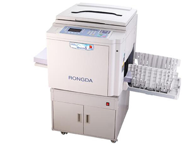 荣大VR-6525S   ”工作方式 原稿移动式扫描、热敏制版、记忆印刷、A3扫描、B4打印
分辨率 300dpi×600dpi
制版时间 19秒(A4纵向)
印刷面积 252×358mm
印刷速度 5级调整（55、70、85、105、120张/分钟）
原稿尺寸：最大：310×432mm
纸张尺寸：最小：90×140mm 最大：297×420mm
图像浓度：扫描浓度：淡、较淡、中、较浓、浓 
制版浓度：淡、较淡、中、较浓、浓
图像模式：字、字画、画、铅笔、报刊”
