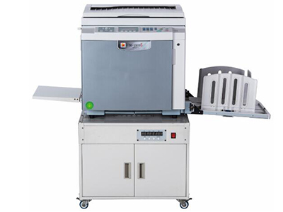荣大SD-2500S   ”工作方式：扫描头移动式扫描、热敏制版、记忆印刷、A3扫描、B4打印
原稿类型：单页、书刊(10kg或以下)、二合一
原稿处理模式：字、字画、画字、画、铅笔、网屏、报刊
原稿尺寸(min/max)：最大: 310mm x 432mm
印刷有效面积(max)：252mm X 358mm
印刷纸张尺寸( min/max )：最小: 90mm x 140mm 最大:297mm x 420mm
制版时间(A4纸张)： 20秒(A4纵向)
分辨率：600dpi x 600dpi
扫描浓度：淡、