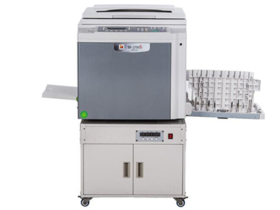 荣大SD-2700S   ”工作方式：扫描头移动式扫描、热敏制版、记忆印刷、A3扫描、B4打印
原稿类型：单页、书刊(10kg或以下)、二合一
原稿处理模式：字、字画、画字、画、铅笔、网屏、报刊
原稿尺寸(min/max)：最大: 310mm x 432mm
印刷有效面积(max)：252mm X 358mm
印刷纸张尺寸( min/max )：最小: 90mm x 140mm 最大:310mm x 432mm
制版时间(A4纸张)： 20秒(A4纵向)
分辨率：300dpi x 600dpi
扫描浓度：淡、