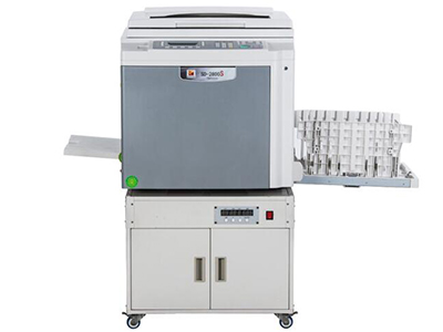荣大SD-2800S   ”工作方式：扫描头移动式扫描、热敏制版、记忆印刷、A3扫描、B4打印
原稿类型：单页、书刊(10kg或以下)、二合一
原稿处理模式：字、字画、画字、画、铅笔、网屏、报刊
原稿尺寸(min/max)：最大: 310mm x 432mm
印刷有效面积(max)：291mm X 414mm
印刷纸张尺寸( min/max )：最小: 90mm x 140mm 最大:310mm x 432mm
制版时间(A4纸张)： 20秒(A4纵向)
分辨率：300dpi x 600dpi
扫描浓度：淡、