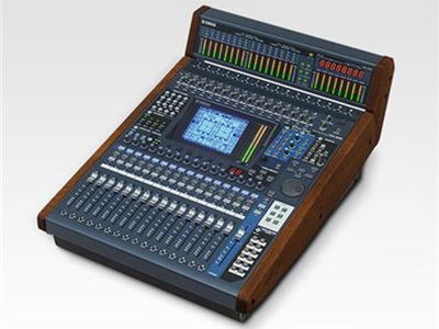 雅马哈  DM1000VCM 数字调音台 具备DM2000的混音功能特点，机身更为紧凑同时可机架安装。为广电转播、音频制作以及现场扩声工作提供稳定、强大的支持。