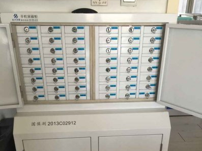 48格手机信号屏蔽柜 郑州信号屏蔽柜 该产品采用严密的结构设计，内部采用电镀处理，表面静电喷塑，具高耐磨性及防腐性，屏蔽效能好,可有效屏蔽移动电话信号的泄漏.