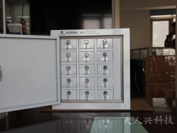 15格手机屏蔽柜 河南手机屏蔽柜 郑州屏蔽柜 该产品采用严密的结构设计，内部采用电镀处理，表面静电喷塑，具高耐磨性及防腐性，屏蔽效能好,可有效屏蔽移动电话信号的泄漏。