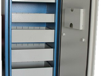 ZM-105防磁柜 采用整体防震设计 采用整体抗震设计，柜体采用优质冷轧板全焊接式结构，双层中空设计,美观大方,坚固耐用抽屉采用标准配置,不同规格的防磁柜，大小抽屉均可任意互换。