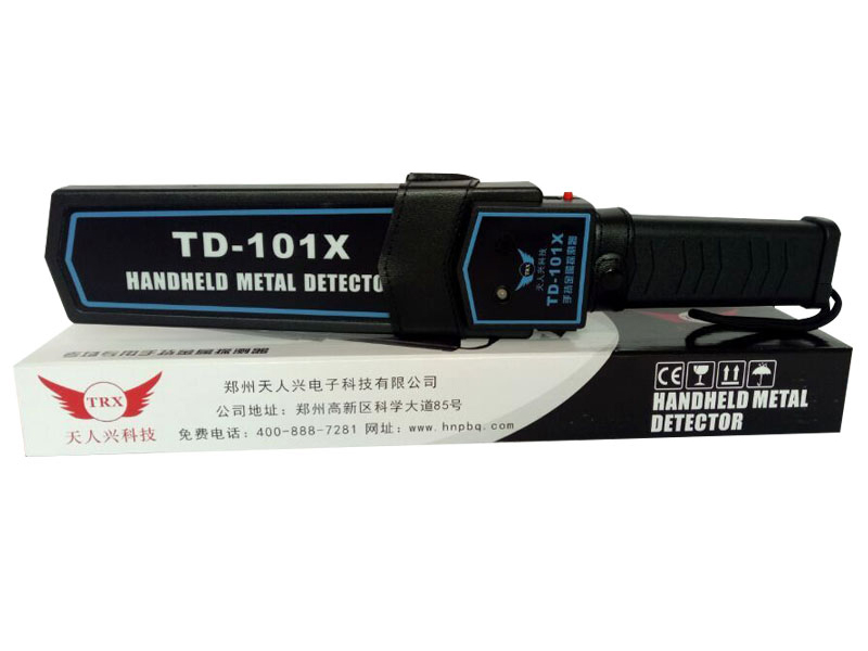 TD-101X考场手持金属探测器 考试金属探测仪1、操作简单，配备皮套，方便携带。
2、俗称“板式”探测器，扫描面积大，以免漏报。
3、具备充电功能，有直充和座充选择。
4、当电压不够时，指示灯不亮或一值报警提示。
5、有声光和振动报警功能双重选择方式。
6、在待定需求场合下可以通过自动复位功能开关来切换，从而实现了排除小件物品。
7、使用者根据安检情况灵活调节灵敏度的高底。