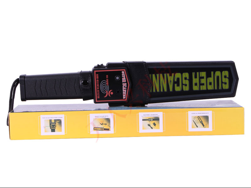 MD-3003B1手持金属探测器 考场手持金属探测器1、操作简单，配备皮套，方便携带。
2、俗称“板式”探测器，扫描面积大，以免漏报。
3、具备充电功能，有直充和座充选择。
4、当电压不够时，指示灯不亮或一值报警提示。
5、有声光和振动报警功能双重选择方式。
6、在待定需求场合下可以通过自动复位功能开关来切换，从而实现了排除小件物品。
7、使用者根据安检击毙可以灵活调节灵敏度的高底。