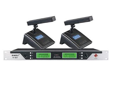 蓝海赛尔  无线会议话筒	K-207 ”1.使用UHF600-700MHz频段.
2.自动追锁接收信号,每个通道有100个可选频道。 
3.采用高硬度金属管体,质感舒适。高灵敏度咪芯，拾音距离远,高保真音质,语音清晰,声场均衡唱歌更轻松
4.超高灵敏度，不断音，不飘移。
5. 高保真音质，语音清晰，声场均衡
6. 空旷环境距离50米       
尺寸：430x220x55mm 
适用于会议室.KTV.家庭音影.演出等场合”
