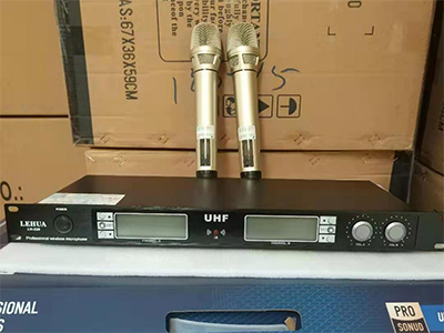 乐华， lh-220，  一拖二手持，金属手柄
1频率那范围：650-680MH
2频带宽度：80MHZ.
3调制方式：FM
4音频响应：40-160000HZ
5动态范围大于105DB
6综合是真小与0,5\%
7音频处理方式：动态压缩扩展技术
8输出阻抗;600 欧
9最大输出功率：30MW.依照各国点拨法规
10谐波辐射：小于55dbc
11红外对频，可调频
12无线距离空阔处，150-200米
13  真分级远距离传输
14内置四根天线