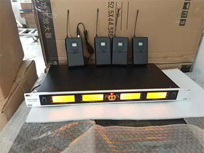 华普声，HPS-u9006， 频率范围：530HZ-680MHz
频带宽度：120MHz
调制方式：FM
最大频偏：±50KHz
音频响应：40-16000Hz
动态范围：≥105dB（A计权）
综合失真：≤ 0.5\%（@1KHz)
音频处理方式：动态压缩扩展技术
工作温度：0℃至+50℃
拾音距离是:   60-80CM
接收机
接收通道：四通道
振荡模式：PLL相位锁定频率合成
音频输出电平：0-300mV
音频输出阻抗：600Ω
假象及谐波抑制：≥85dB
工作电源：DC14V/1000mA