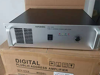  华普声HUPUSHENG-HPS2000A

功率2000W,短路提示，温度提示，负载功率提示200Hz—16KHz +1/-3dB；输出电压：70v/100v；总谐波失真：200Hz—16KHz≤0.8\%；输出功率：2000w BK1000E/1000w ；电源范围：220v/50Hz±10\%； 输入阻抗：≥5KΩ；输入灵敏度：0dB(775mv) ；信 噪 比：≥90dB 。
功放参数：
具有智能化、高可靠、全保护等特点：
1、全自动线路检测功能
（1）自动检测线路是否存在短路或过载（短路或过载时有声音报警，并自动进行保护—断