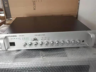  华普声HUPUSHENG-HPS-601
前置放大器，该机具有四路话筒输入，一路话筒优先功能，  五路线路输入，自带USB,和S,D卡接口，自带高音，中音，低音，独立调节音量， 自带音源优先功能， 输出最大+12dB.