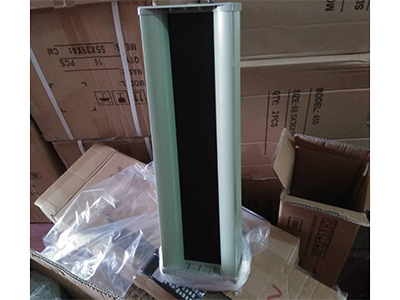 华普声，HPS-E30,,箱体， 上下底壳全部铝合金，豪华型户外防雨美观大方
喇叭采用二分频；自带高音，低音70V-100V输入电压。额定功率30W，灵敏度大于92db,频率响应80Hz-17000KHz。内置3寸高音，4.5寸低音， 音质红亮清晰，箱体尺寸。高40.宽15，深13CM